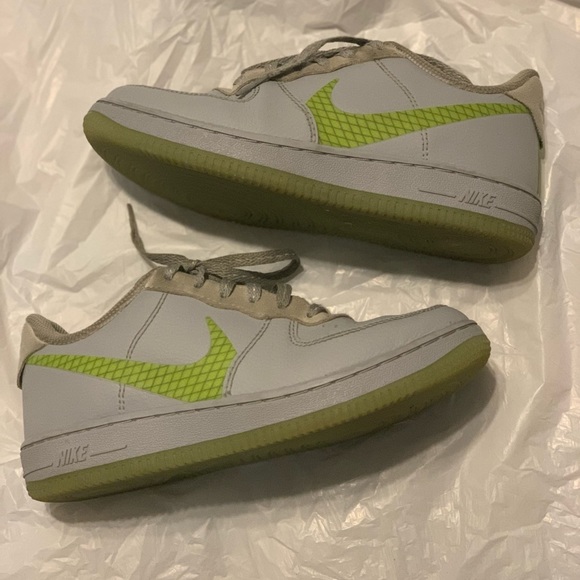 Boys Nike Air Force 1 LV8. Size 2Y. - Picture 2 of 6